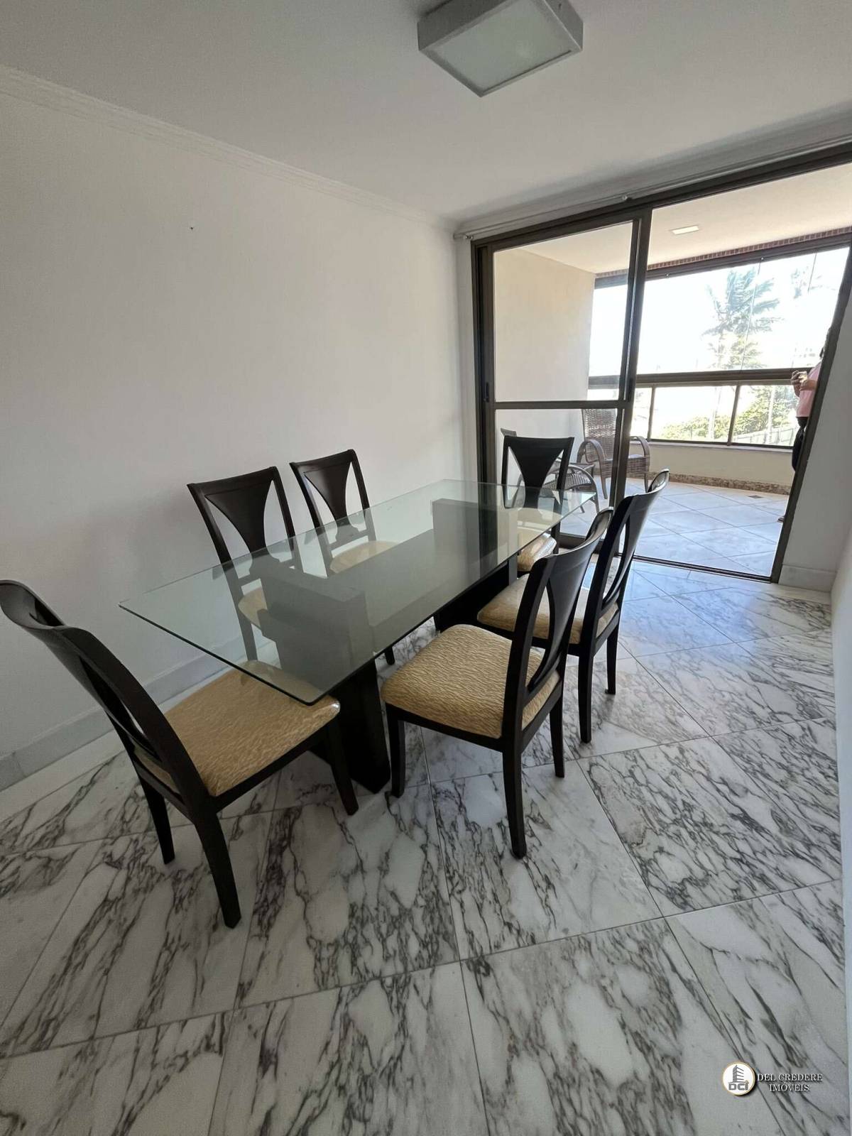 APARTAMENTO ENSEADA AZUL FRENTE PARA O MAR, 3 QUARTOS (1 SUÍTE), 2 VAGAS DE GARAGEM. - Del Credere Imóveis