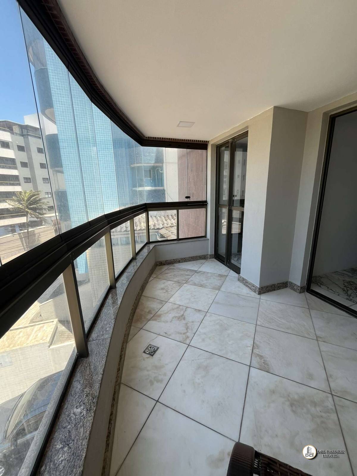 APARTAMENTO ENSEADA AZUL FRENTE PARA O MAR, 3 QUARTOS (1 SUÍTE), 2 VAGAS DE GARAGEM. - Del Credere Imóveis